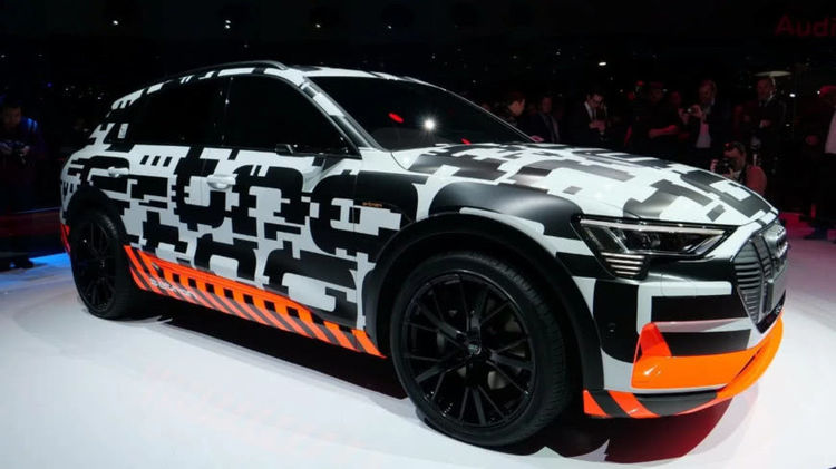 可以看出,e-tron融合了时尚的黑,白,橙三种颜色.