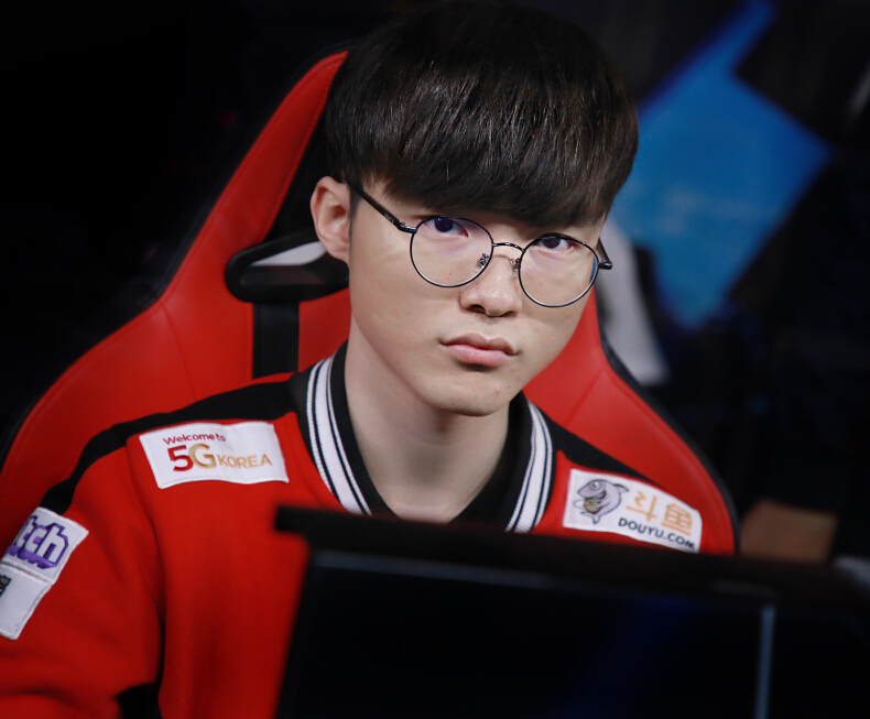 skt训练赛faker却在打排位 季后赛无望李哥沦为替补?