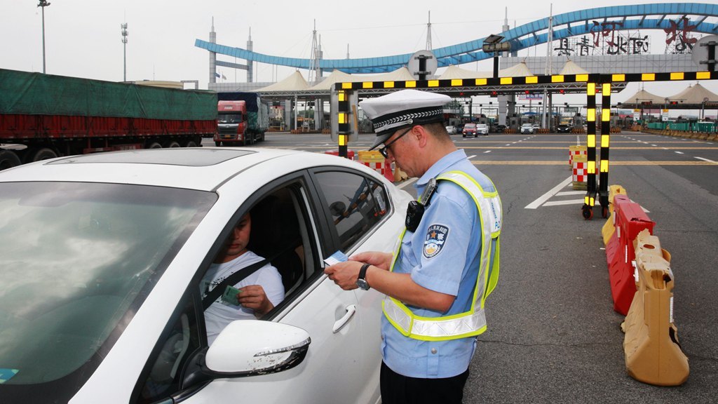 揭秘京沪高速唐官屯检查站交警的24小时