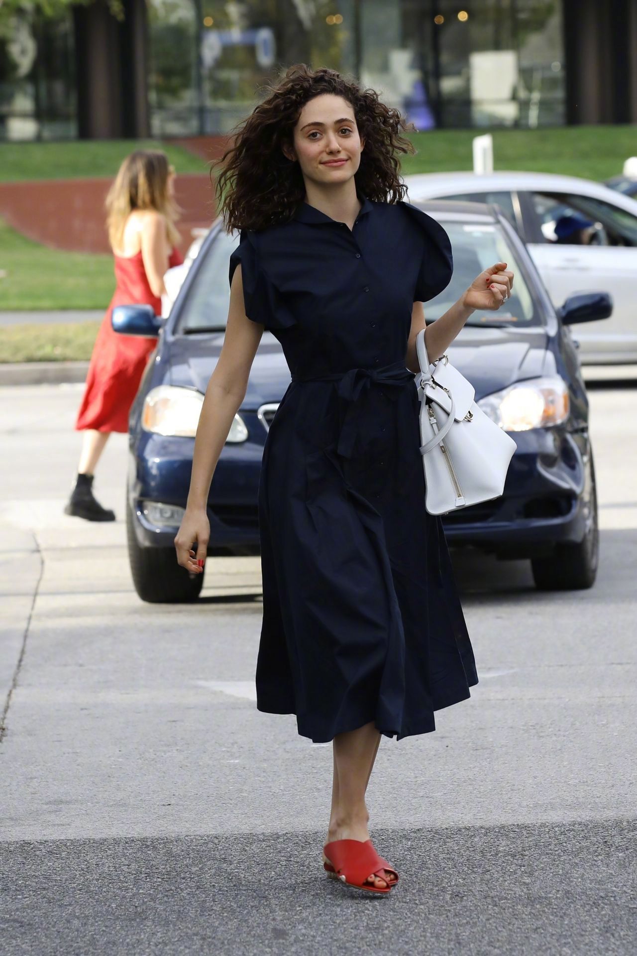 无耻之徒大姐emmyrossum身穿蓝色长裙在西好莱坞zinquecafe的街