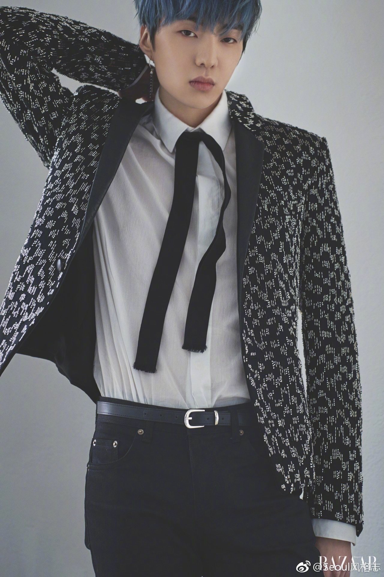 winner x bazaar,身穿休闲西装的4人在"never felt free"的主题下