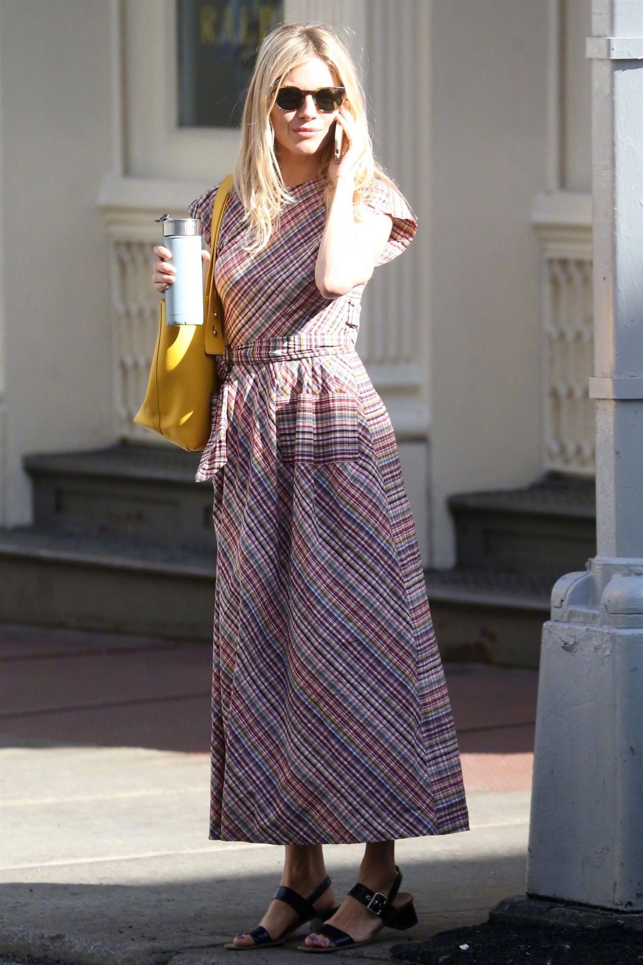 西耶娜米勒siennamiller在纽约外出的街拍