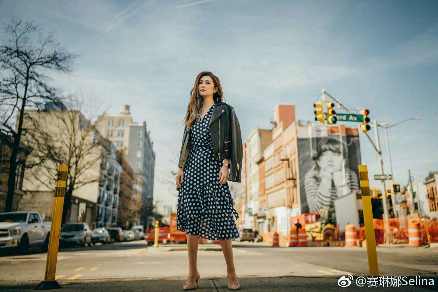 selina任家萱晒新照,颜值接近巅峰,长裙挡住的腿部仍是"迷"