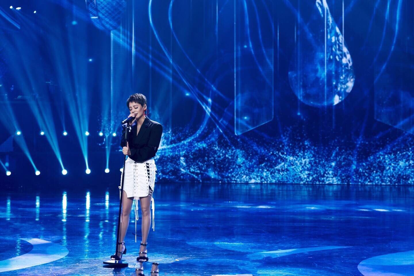 宁静大红耳环配西装47岁不走知性走个性网友很有风情