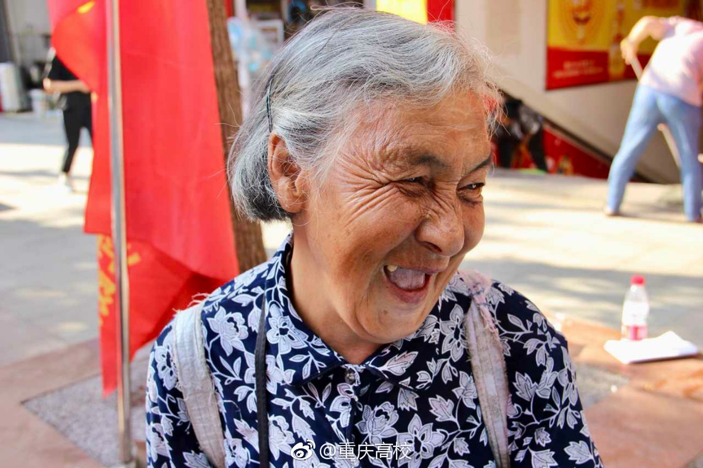2018重庆大学生三下乡照片分享,图9的老奶奶笑得好开心