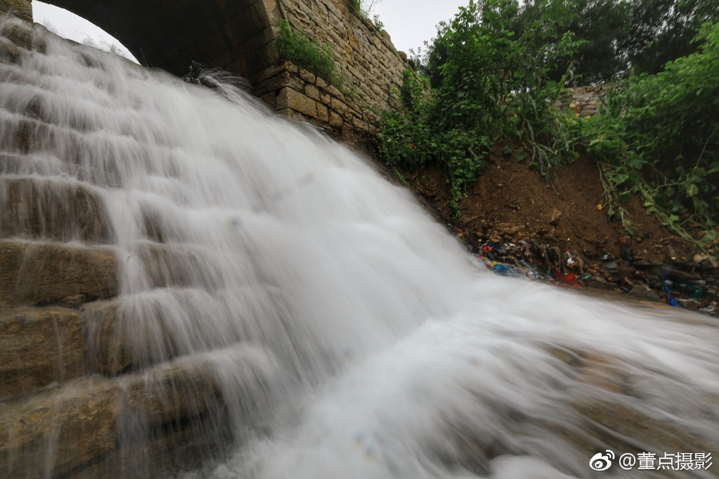 雨后,济南历城区彩石镇各种清泉磅礴喷涌而出,欢快的流淌着