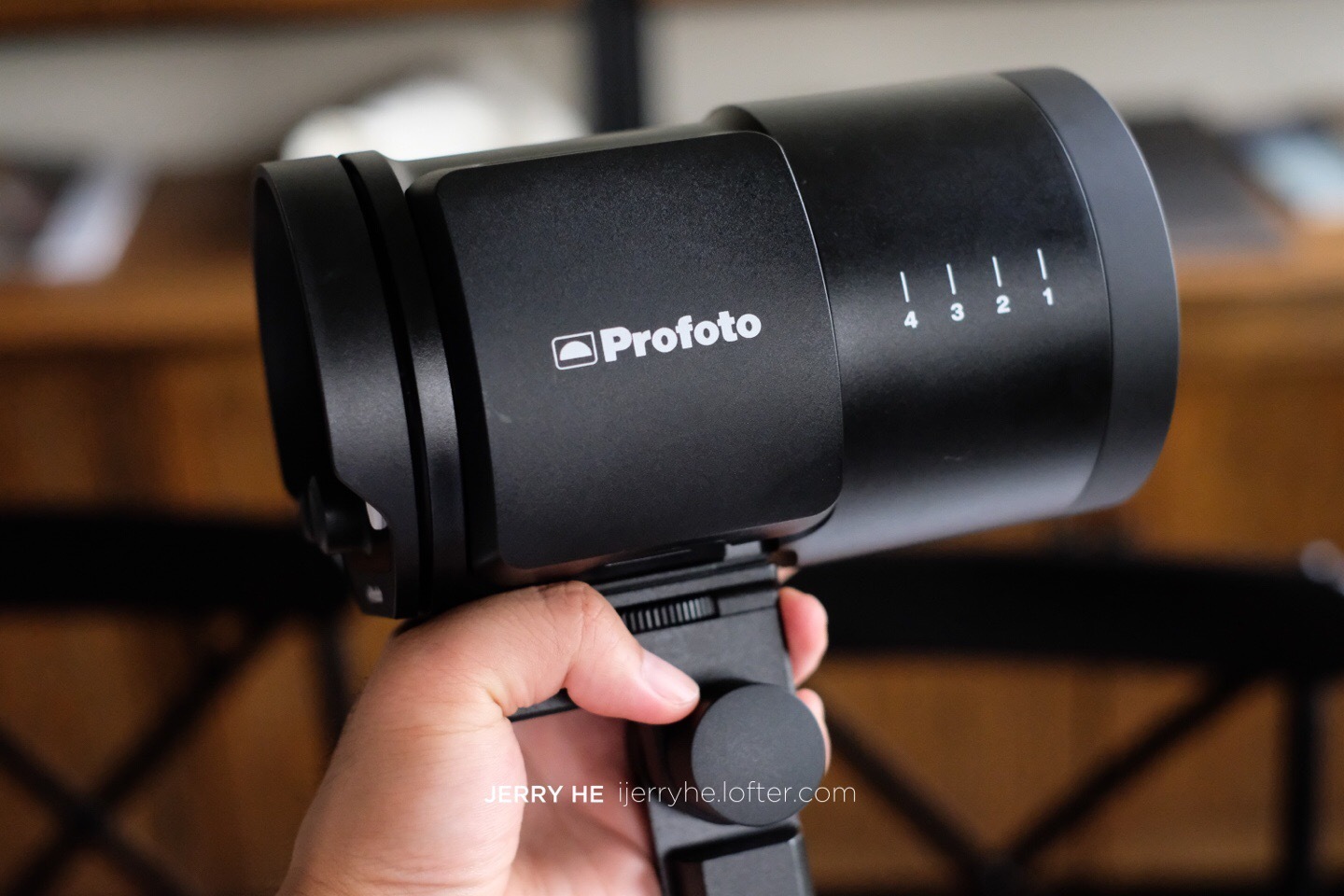 profoto保富图 b10,以小致胜,三脚架接口,手机蓝牙遥控