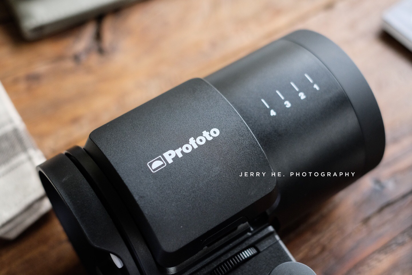 profoto保富图 b10,以小致胜,三脚架接口,手机蓝牙遥控