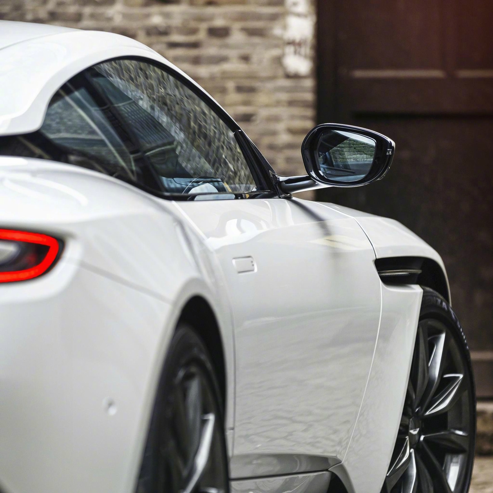 2018款阿斯顿马丁db11(v8),搭载amg 4.0l v8引擎