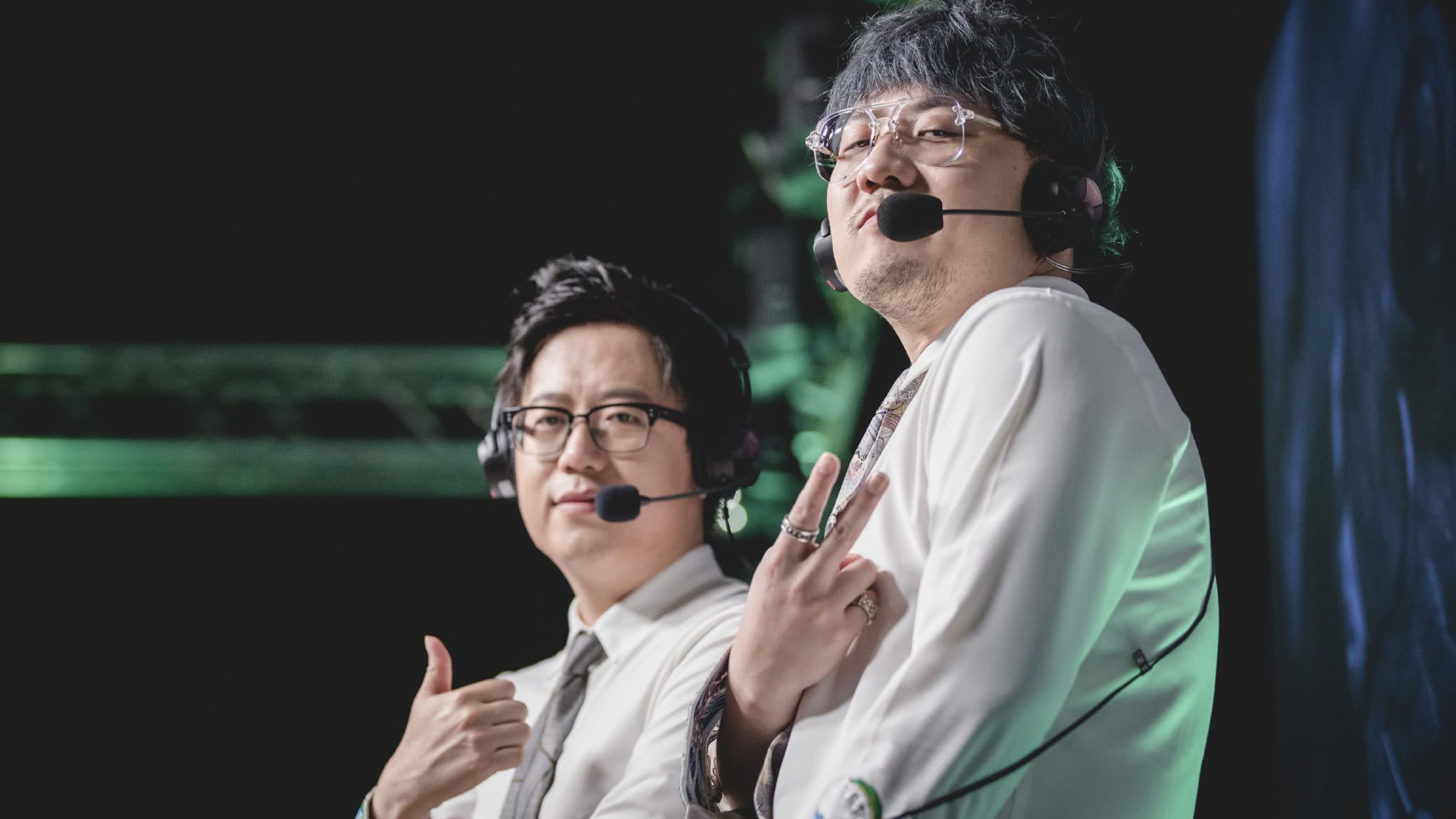 【lol】解说娃娃谈薪资:每场比赛2500,常年坐经济舱,没有年终奖!