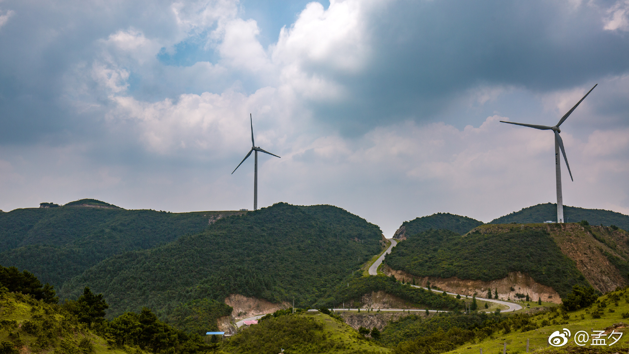 郴州仰天湖,盘山半小时而上遇见大片风车矗立