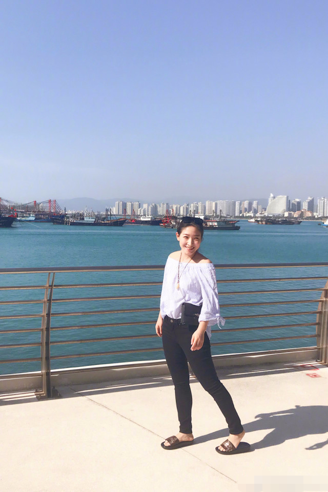 刘诗雯现身机场造型可爱,少女感十足!网友:张继科会不会后悔?