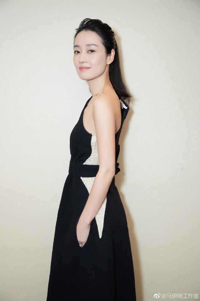 马伊琍晒自拍,才发现她又把长发剪短了,可她剪蘑菇头真不好看