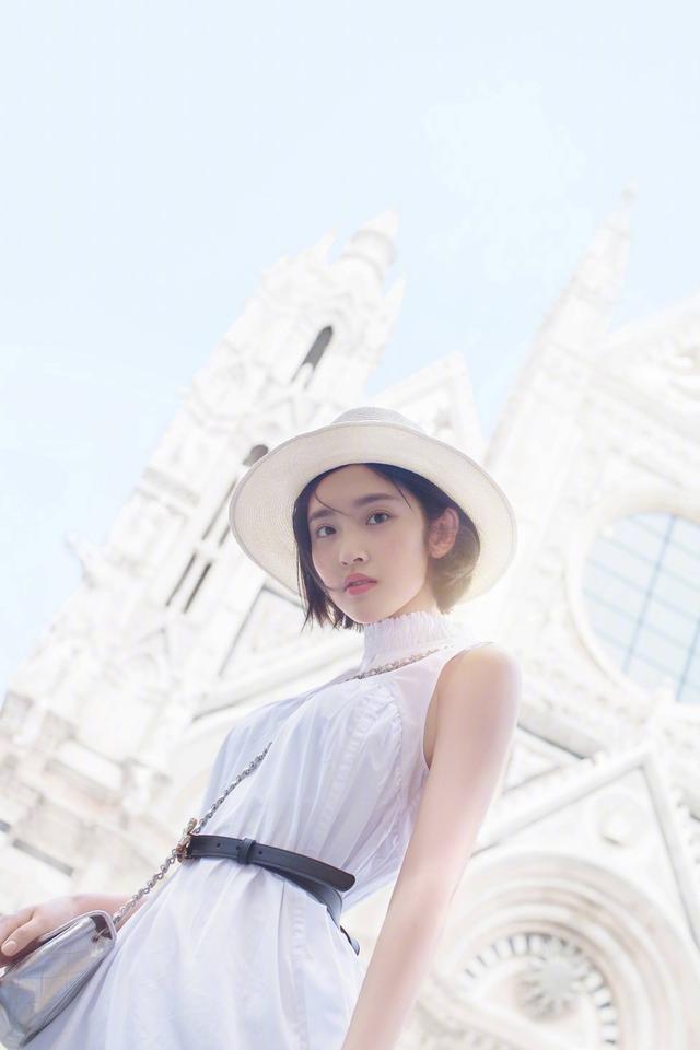 唐贵人"唐艺昕,时尚装扮俏皮靓丽,清新自然!