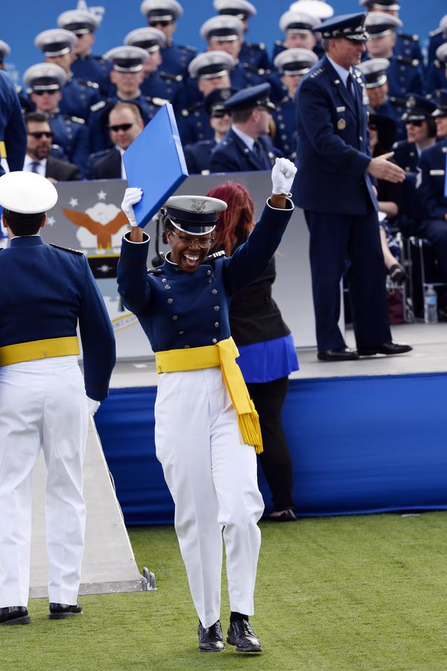毕业季,美国空军学院的花样毕业典礼,马蒂斯留金句!