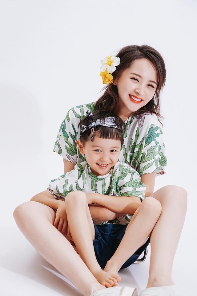 邓莎趁儿子睡觉整蛊他,让大麟子摆出各种造型似练功!