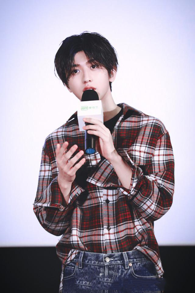 蔡徐坤真会搭,穿了件格子衬衫,轻松制霸早秋时尚!