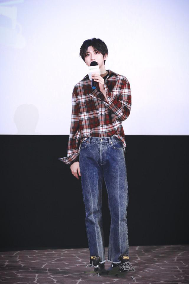 蔡徐坤真会搭,穿了件格子衬衫,轻松制霸早秋时尚!