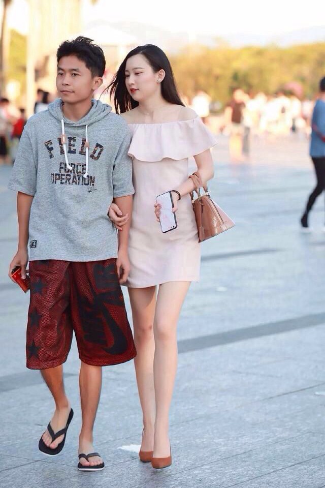 街拍美女:图1双腿像竹竿,牛仔短裤,高跟鞋,这样穿气质和腿型都会显得