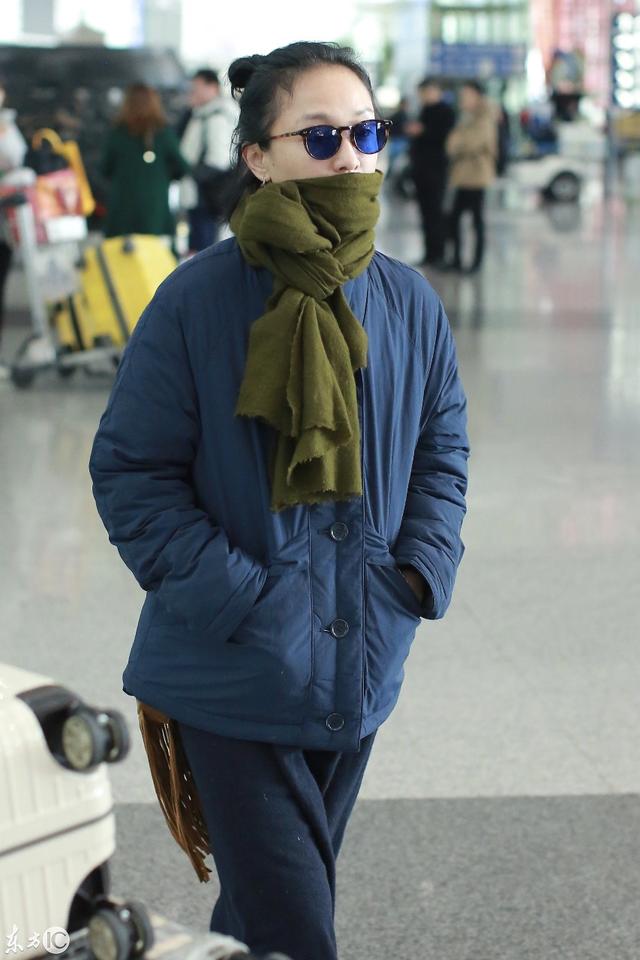 周迅现身机场,东北棉袄全副武装,真实的还原了44岁应有的模样
