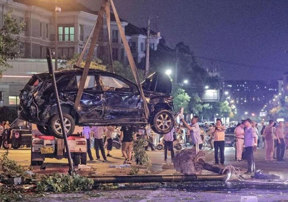 奔驰又双叒失控了!杭州闹市致四死车祸车主:刹