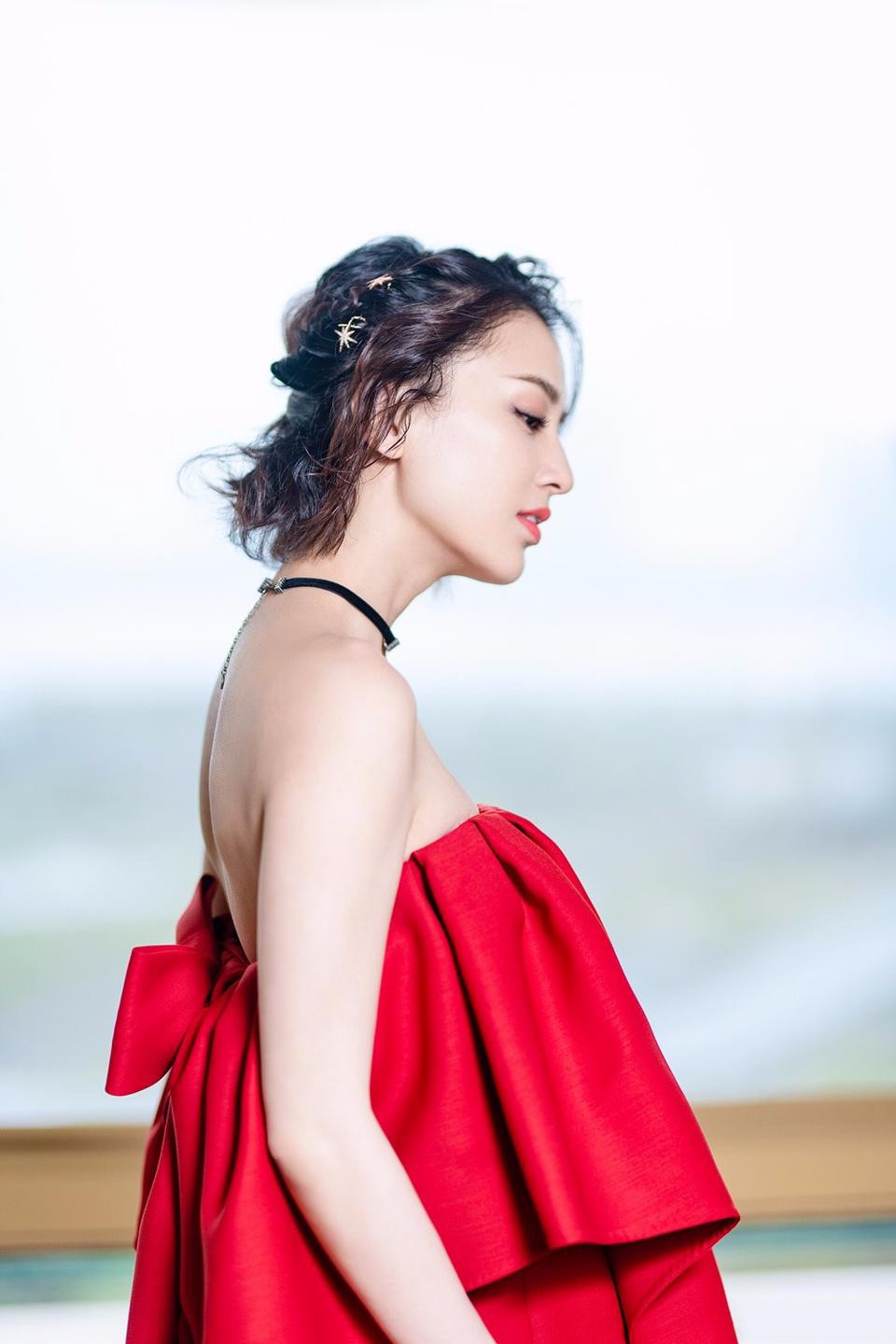 黄圣依这裙子居然没肩带,胸前没肉真托不起来,但脖子能伸直吗?