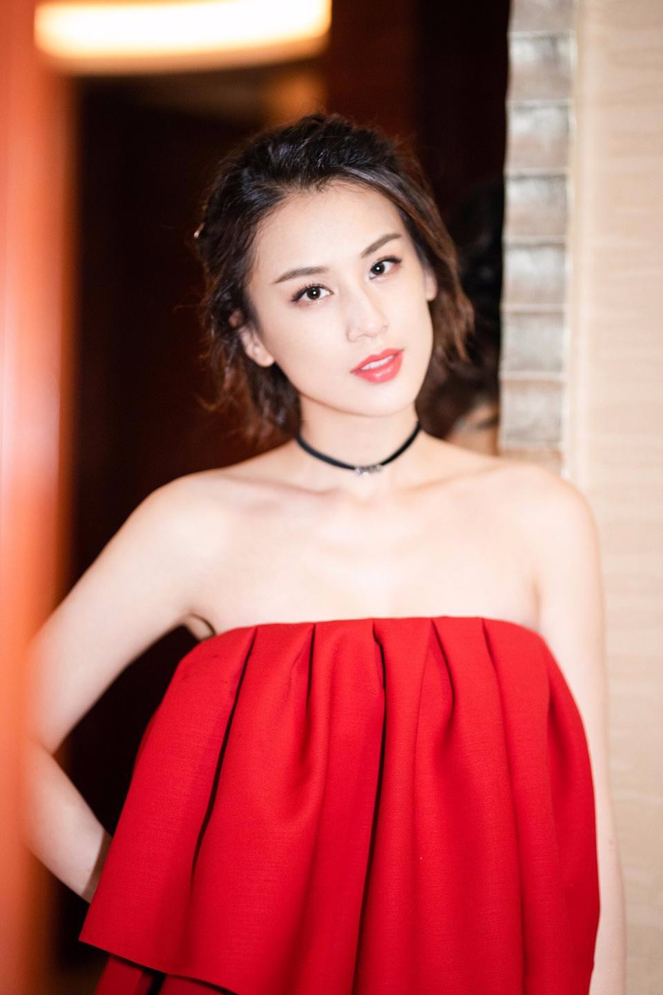 黄圣依这裙子居然没肩带胸前没肉真托不起来但脖子能伸直吗