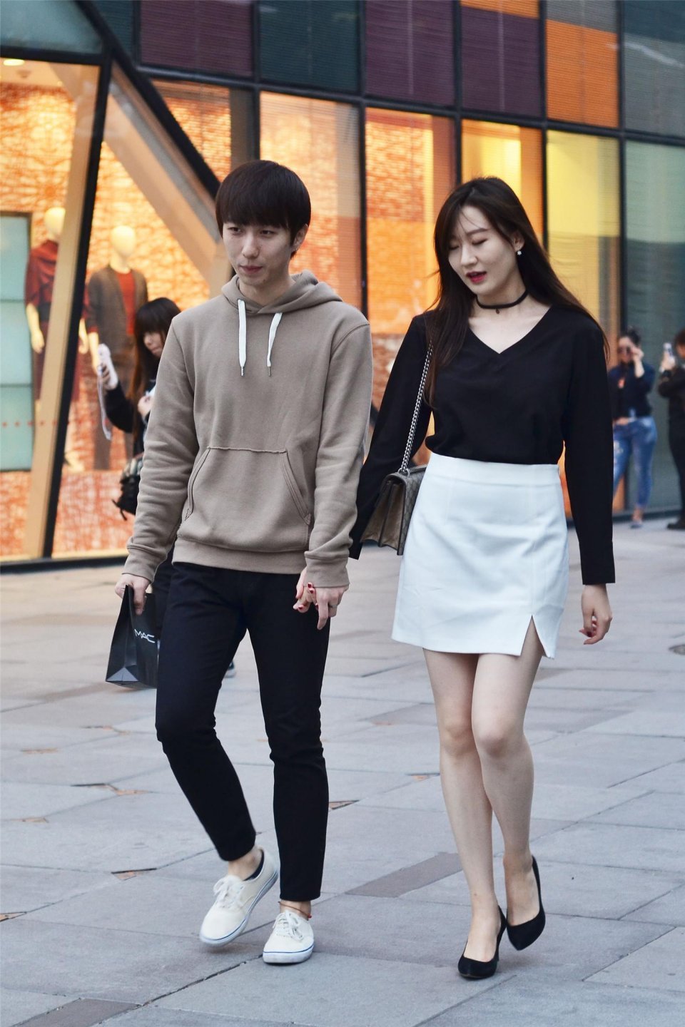 街拍美女一对逛街的小情侣女生白色套裙很有活力