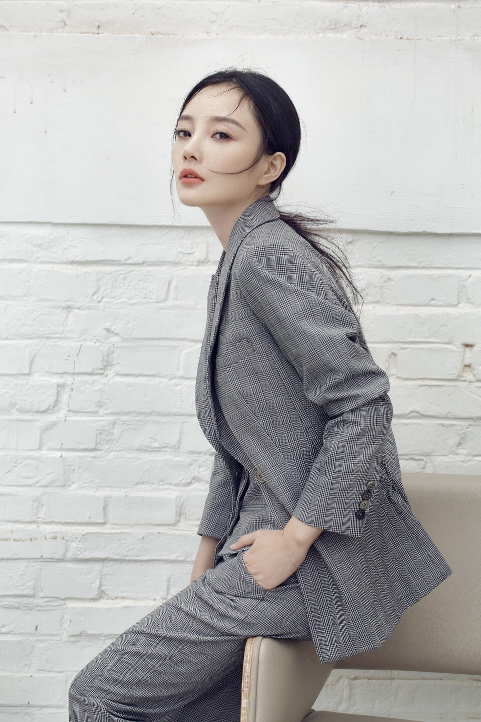 西装革履霸气十足,网友:辣妈变霸道女总裁