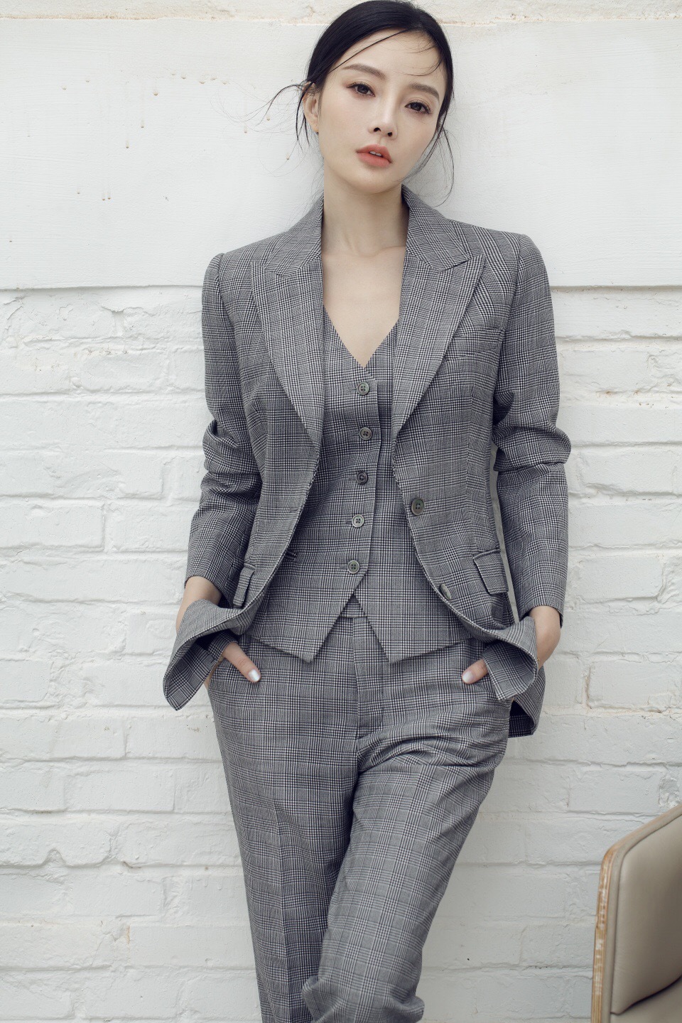 西装革履霸气十足,网友:辣妈变霸道女总裁