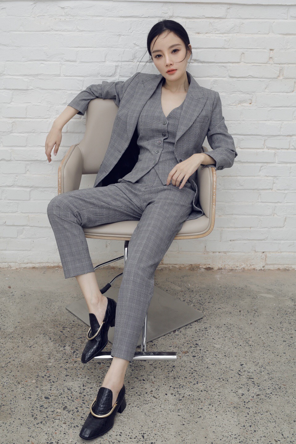 西装革履霸气十足,网友:辣妈变霸道女总裁