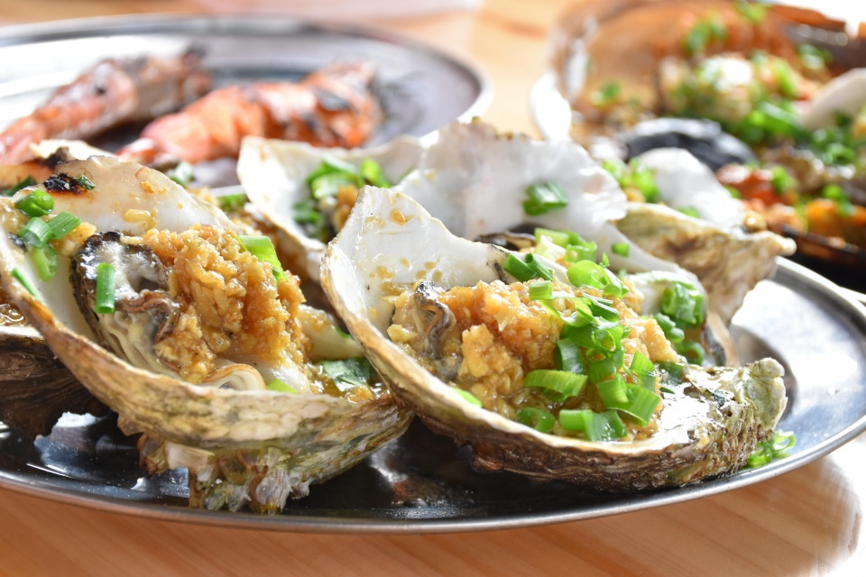 去海南吃海鲜一定要去对地方这两个渔港的海鲜种类多还不宰客