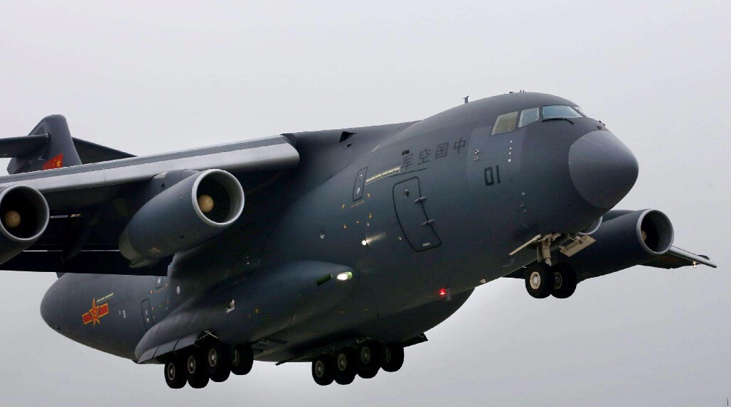 一架运20刚起飞舱内就发出警报声飞行员一个动作紧急化解