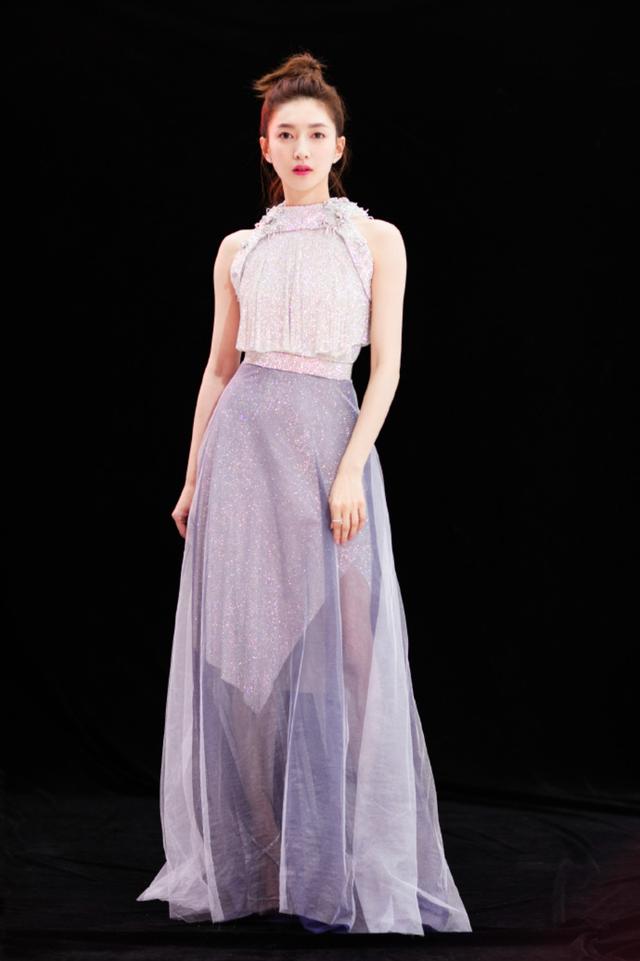 40岁刘涛穿礼裙很优雅,30岁颖儿胸下垂严重,2