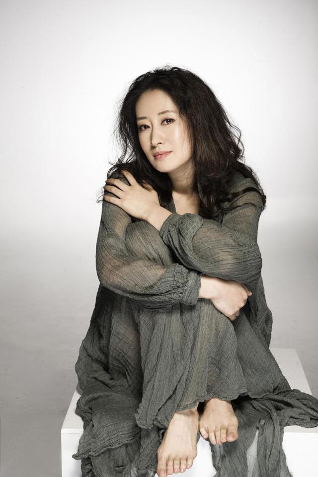 在闫宇彤执导的刑侦剧《案发现场》中,饰演办事干练的痕检专家叶玲.