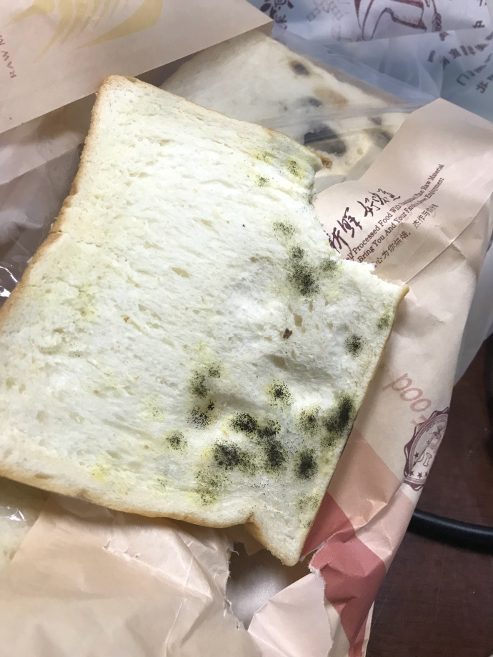 石家庄某蛋糕店坑顾客,过期食品贴标签重卖!