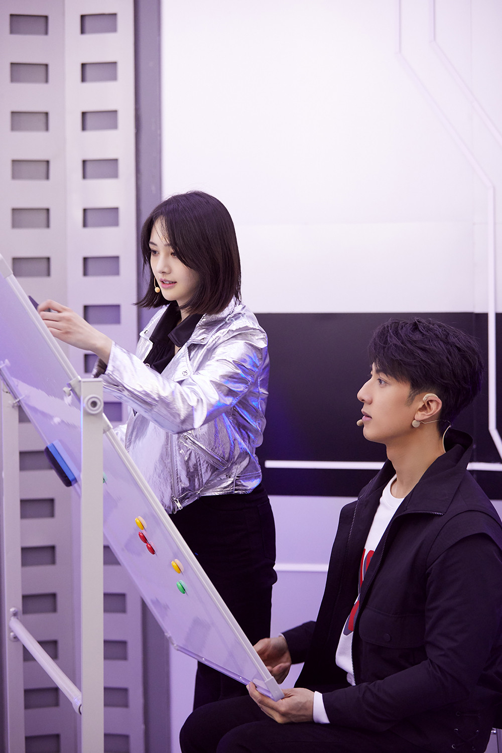 好玩的是,节目中吴尊和郑爽都曾表示觉得对方"需要帮助",而这对高颜值