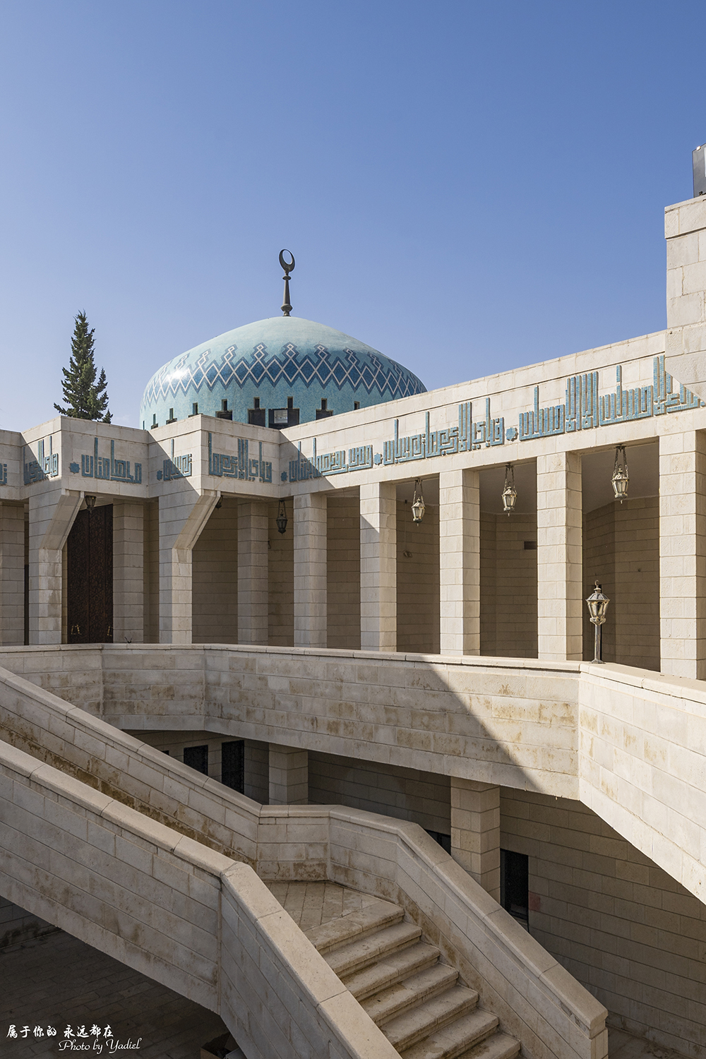 它是安曼的标志性建筑之一,装饰有华丽的马赛克拼镶图案的蓝色圆屋顶