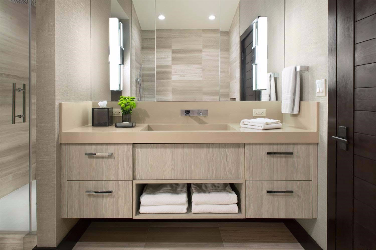 卫生间将马桶放置在洗手台与淋浴房之间,并用玻璃做了干湿分离的隔断