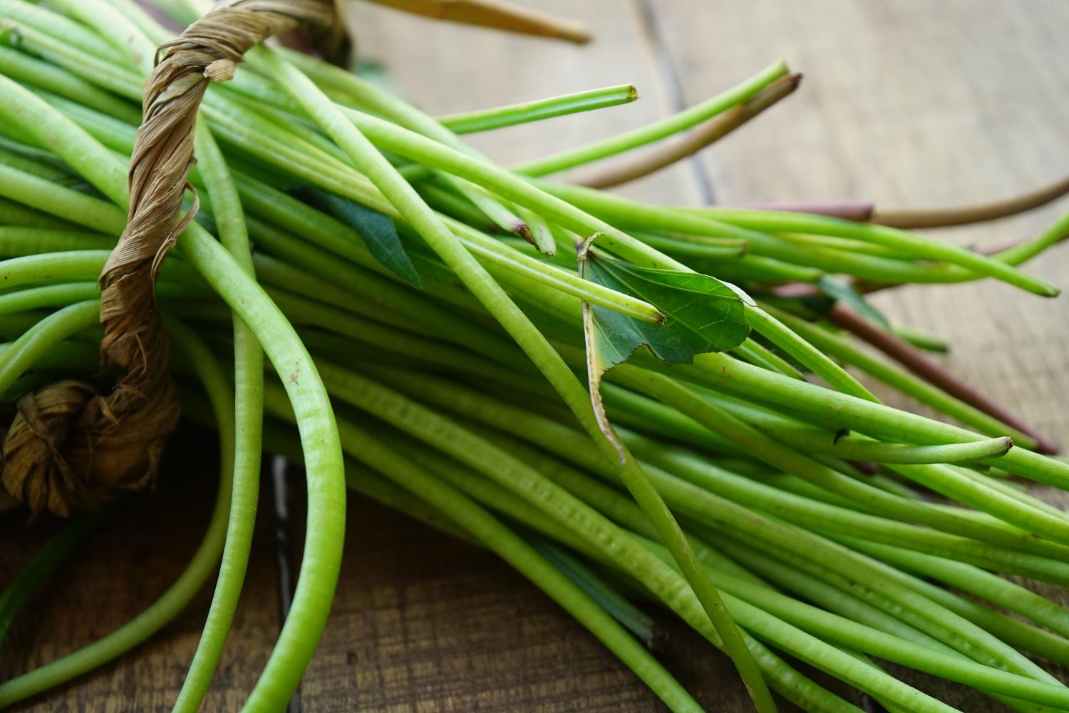 起锅倒入水烧开后入红薯茎焯下就捞起,最好用凉开冲一下