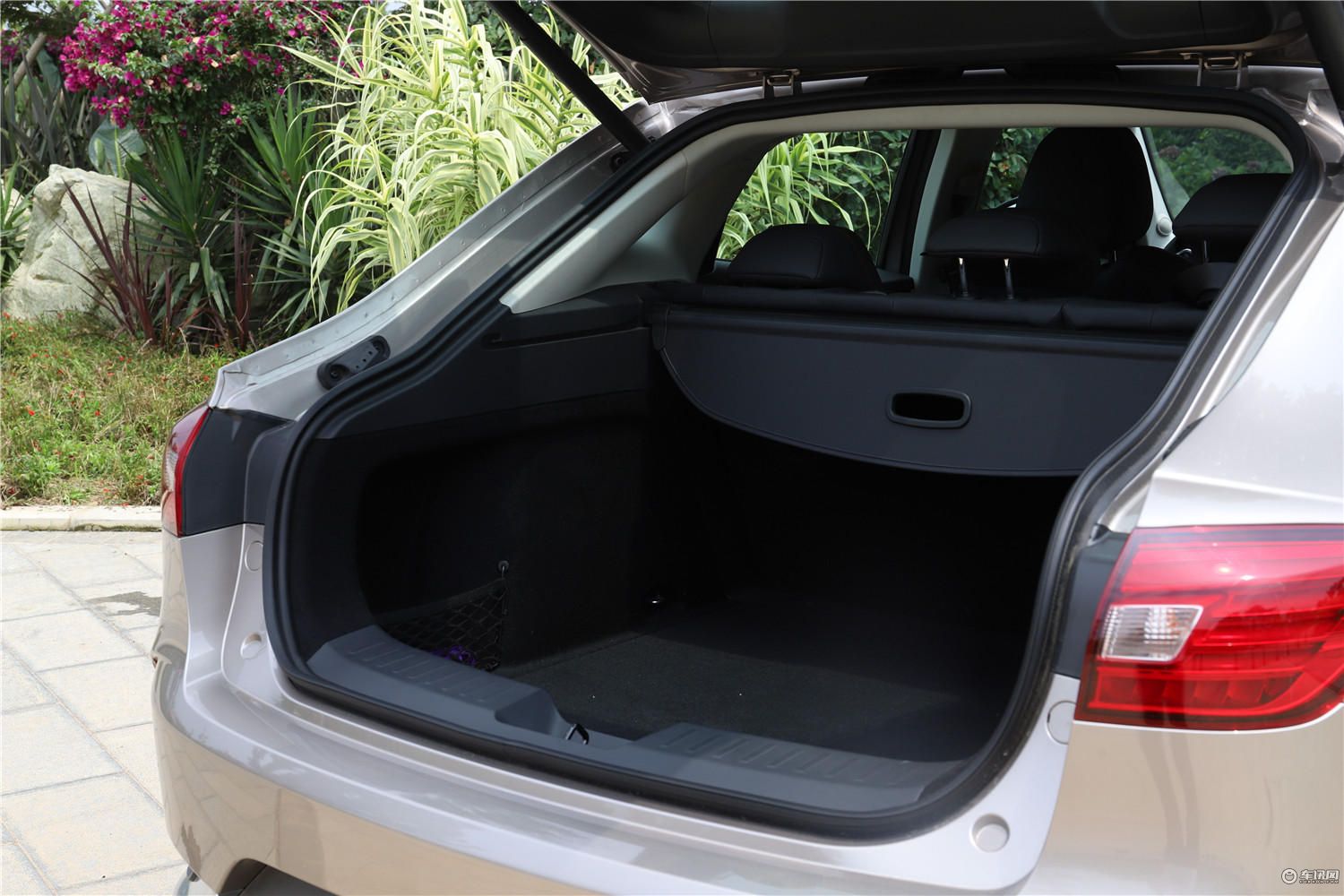 由于宝沃bx6为掀背式设计,所以后备箱的空间极为可观,将后排座椅放倒