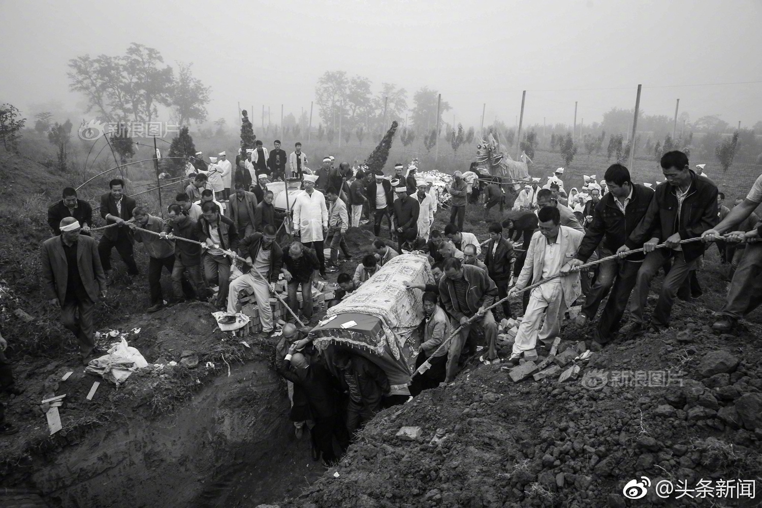 摄影师十年记录即将消失的农村土葬