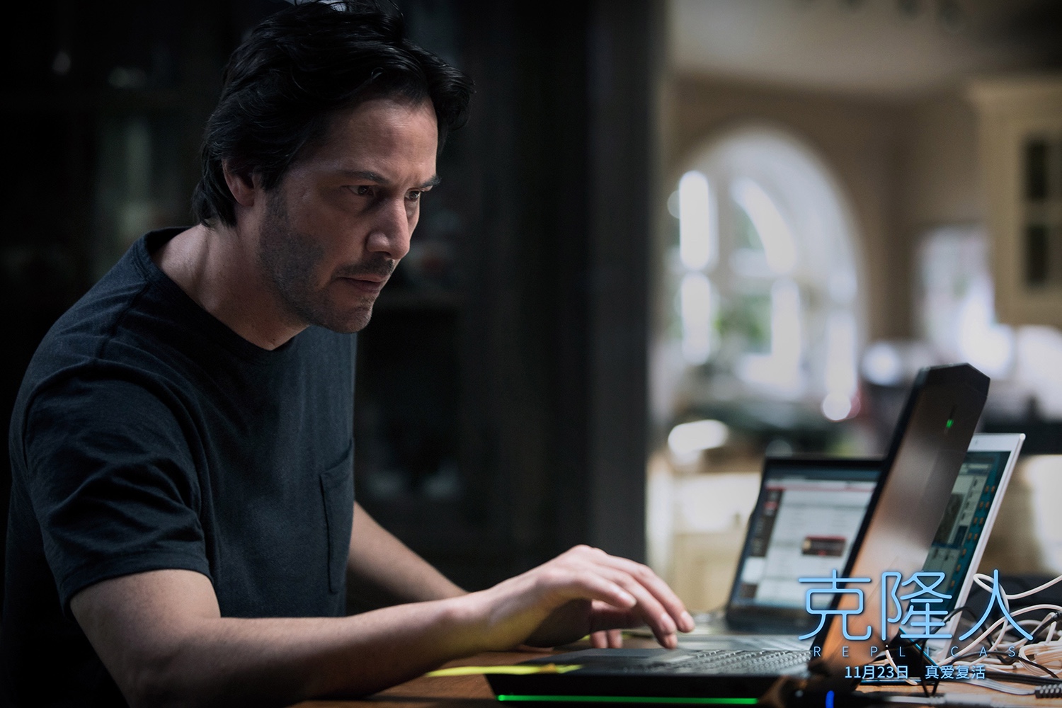 《克隆人》曝预告基努·里维斯与世界对立 硬核科幻引发未来危机