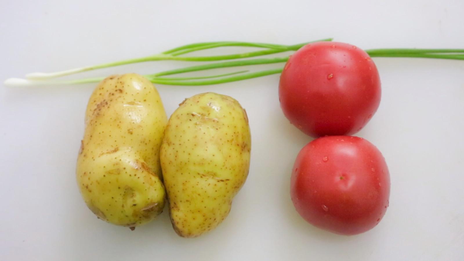 2个西红柿,2个土豆,放在一起这样做,酸爽可口,一人能吃一盘