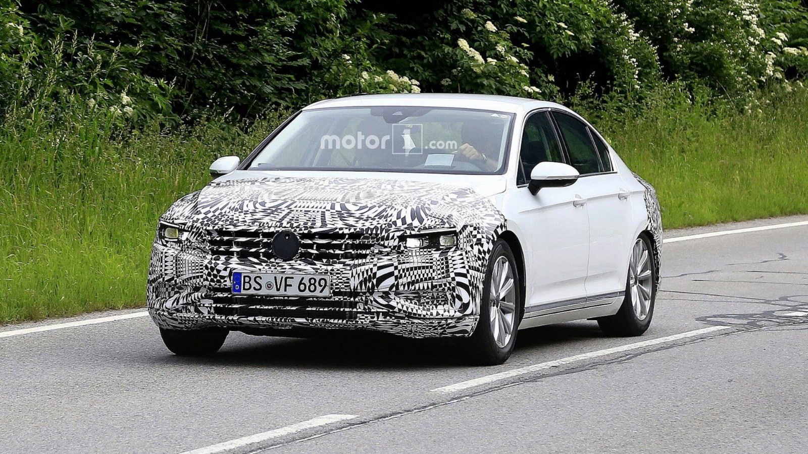 大众全新迈腾路试谍照