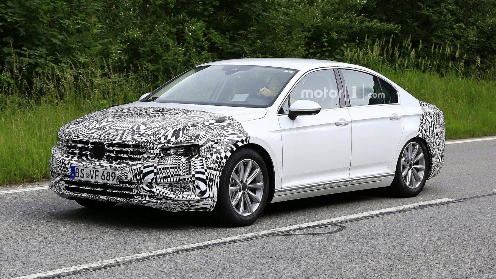 大众全新迈腾路试谍照