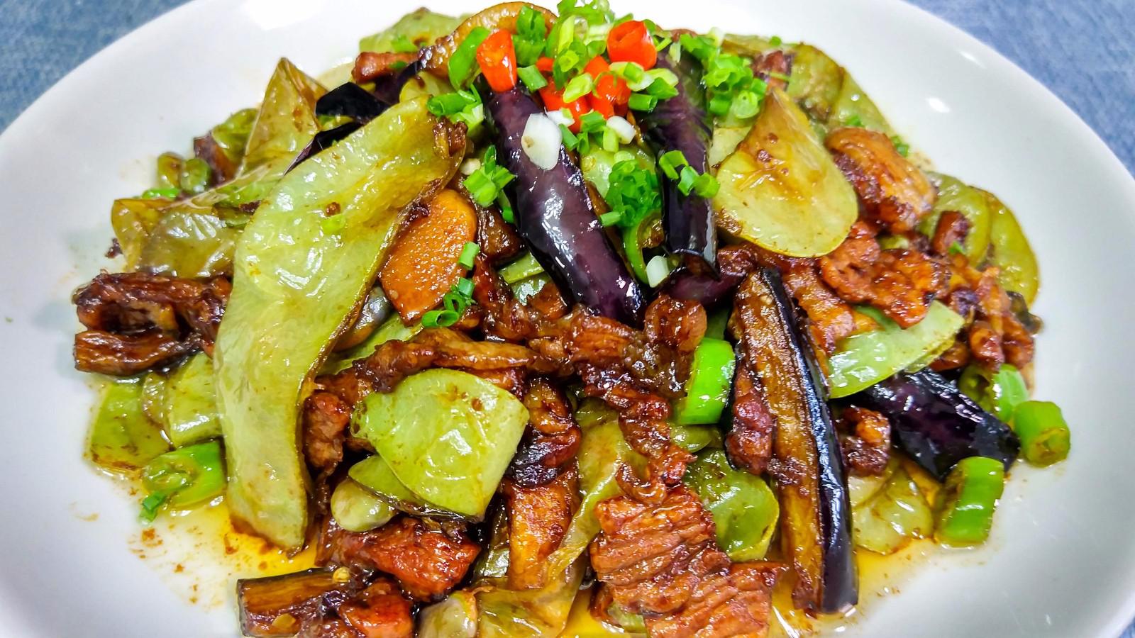 茄子烧扁豆,一道简单美味的农家菜,却总能吃出家的味道!