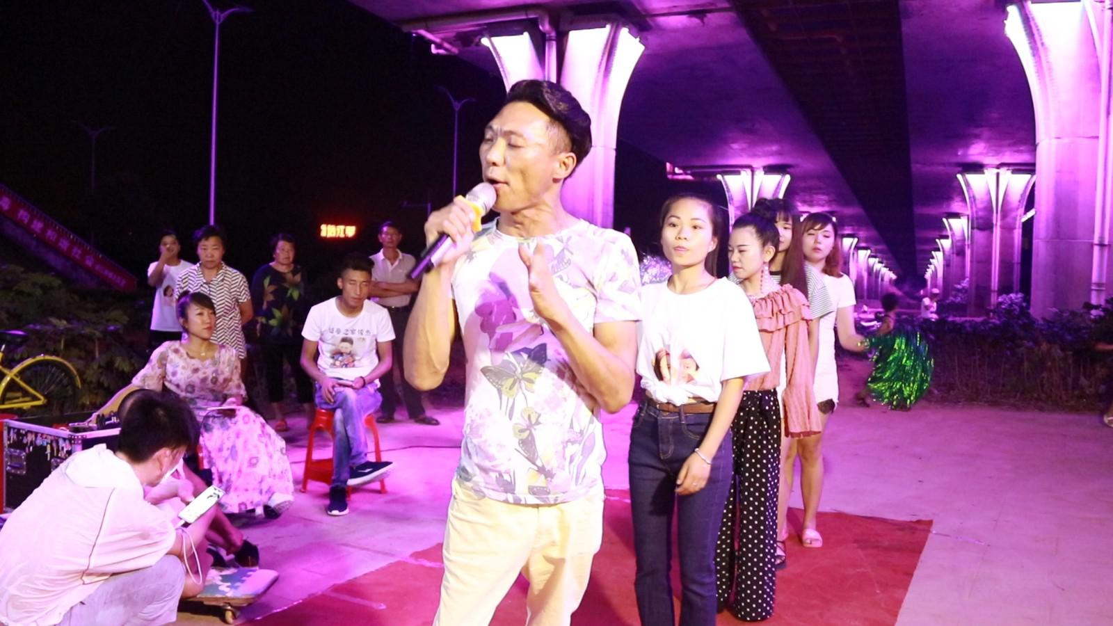 残疾人阿龙户外翻唱拿手歌曲,深情动感,柔情蜜意