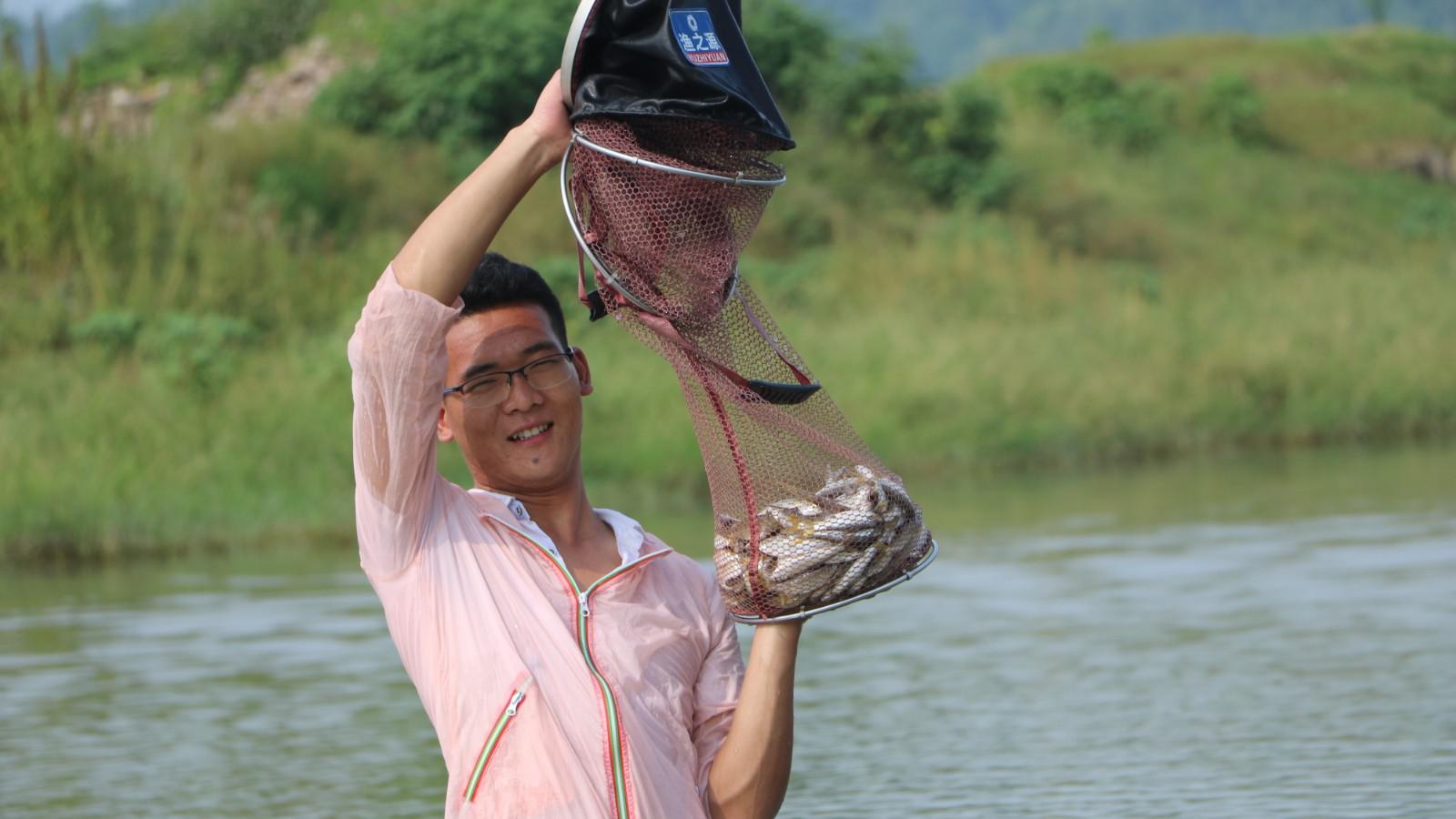 农村小伙河里捕鱼,全是小白条,一网就是好几斤,油炸最好吃