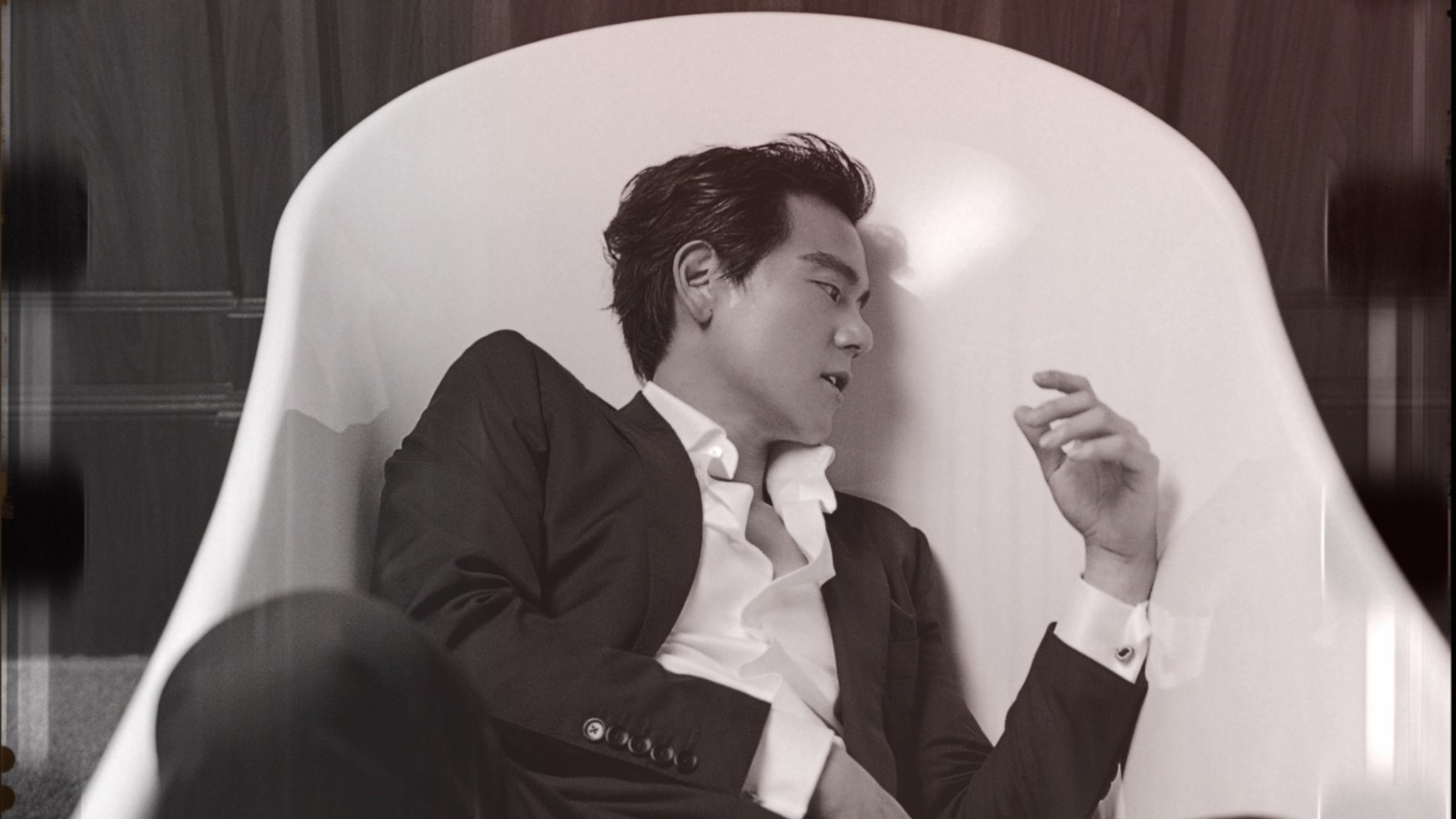 彭于晏最新大片曝光 尽显绅士温柔